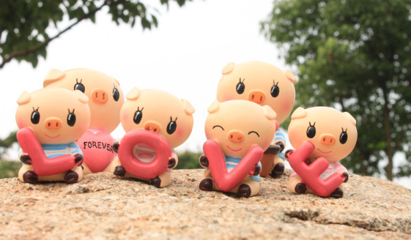 love猪 小猪汽车摆件 爱心猪 q版树脂可爱卡通 汽车装饰品批发