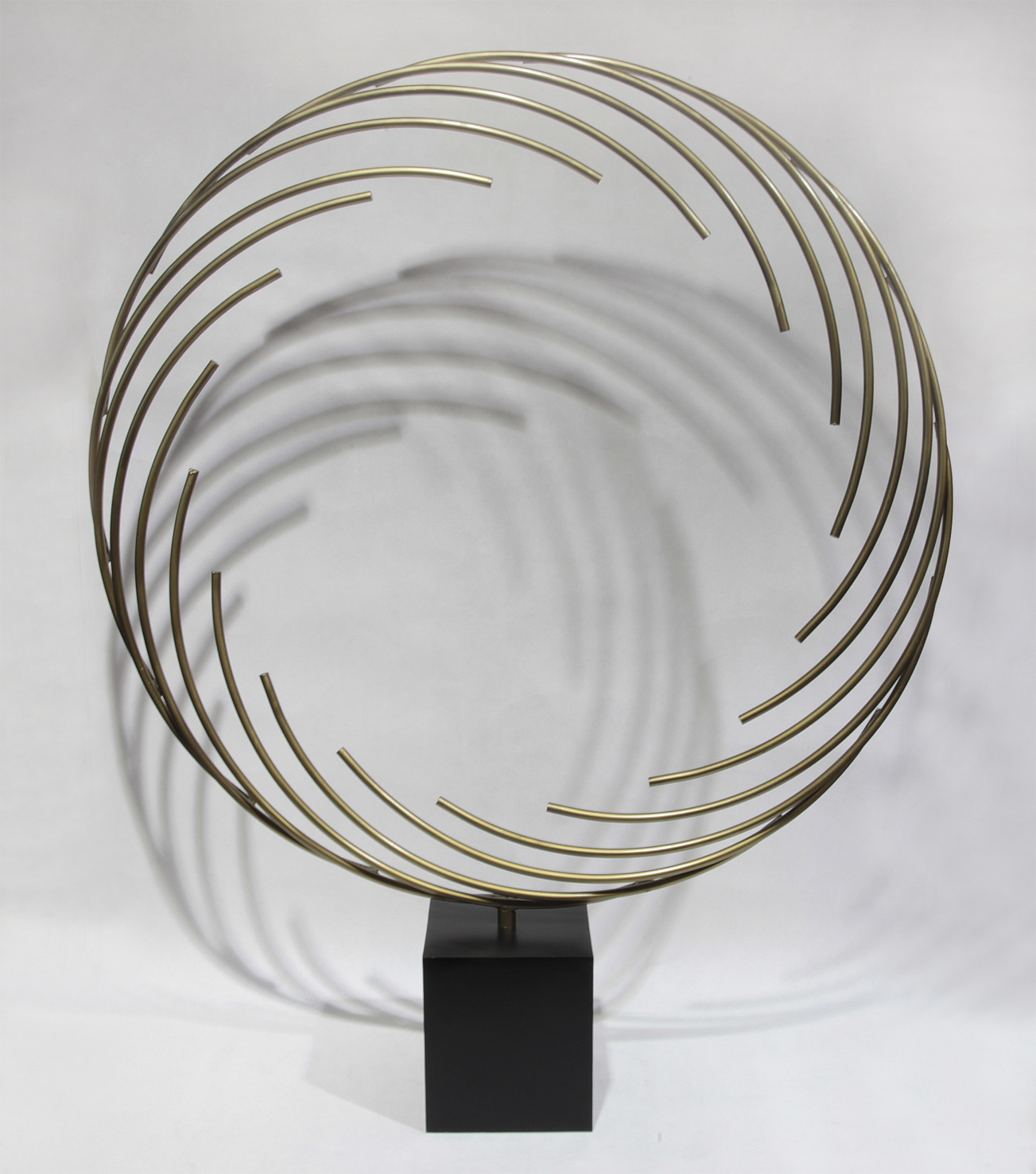 彩绘铁丝雕塑摆件椭圆形铁丝雕塑抽象电镀铁艺艺术品