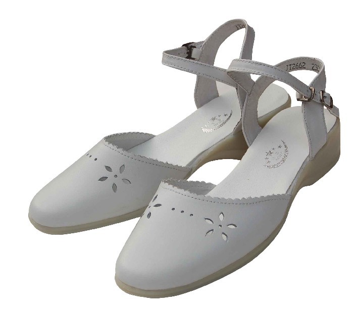 老式塑料泡沫凉鞋