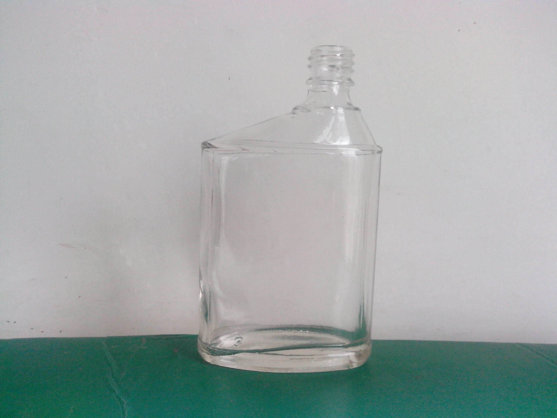 供应高白料玻璃瓶,125ml保健酒瓶,歪嘴郎酒瓶,订做玻璃酒瓶