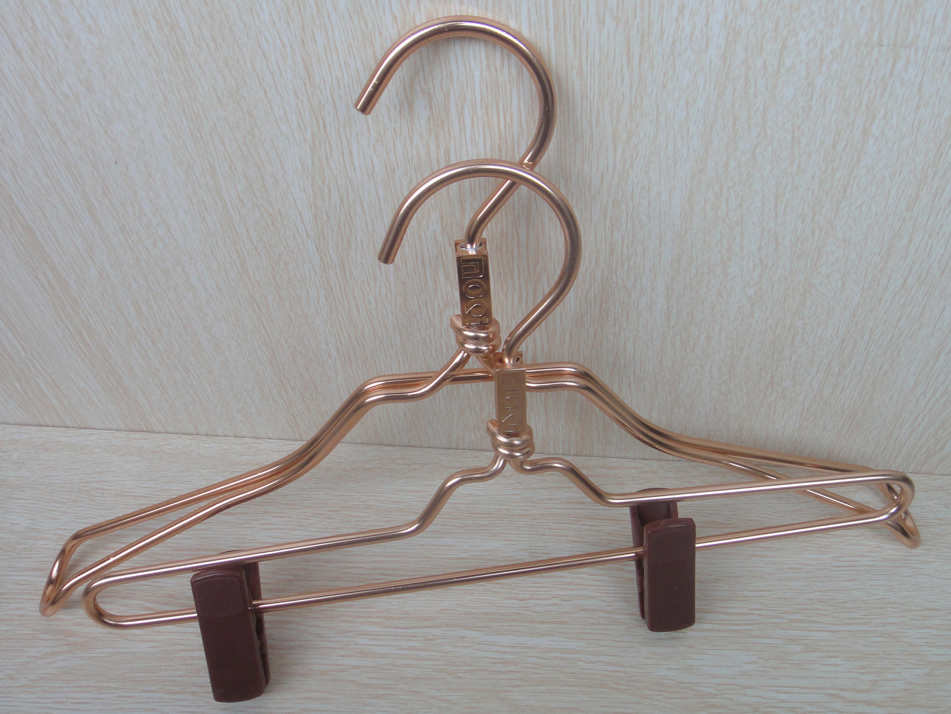 伊典衣架厂家直销品质保,证铝线衣架批发订制,铝线衣架金属裤架