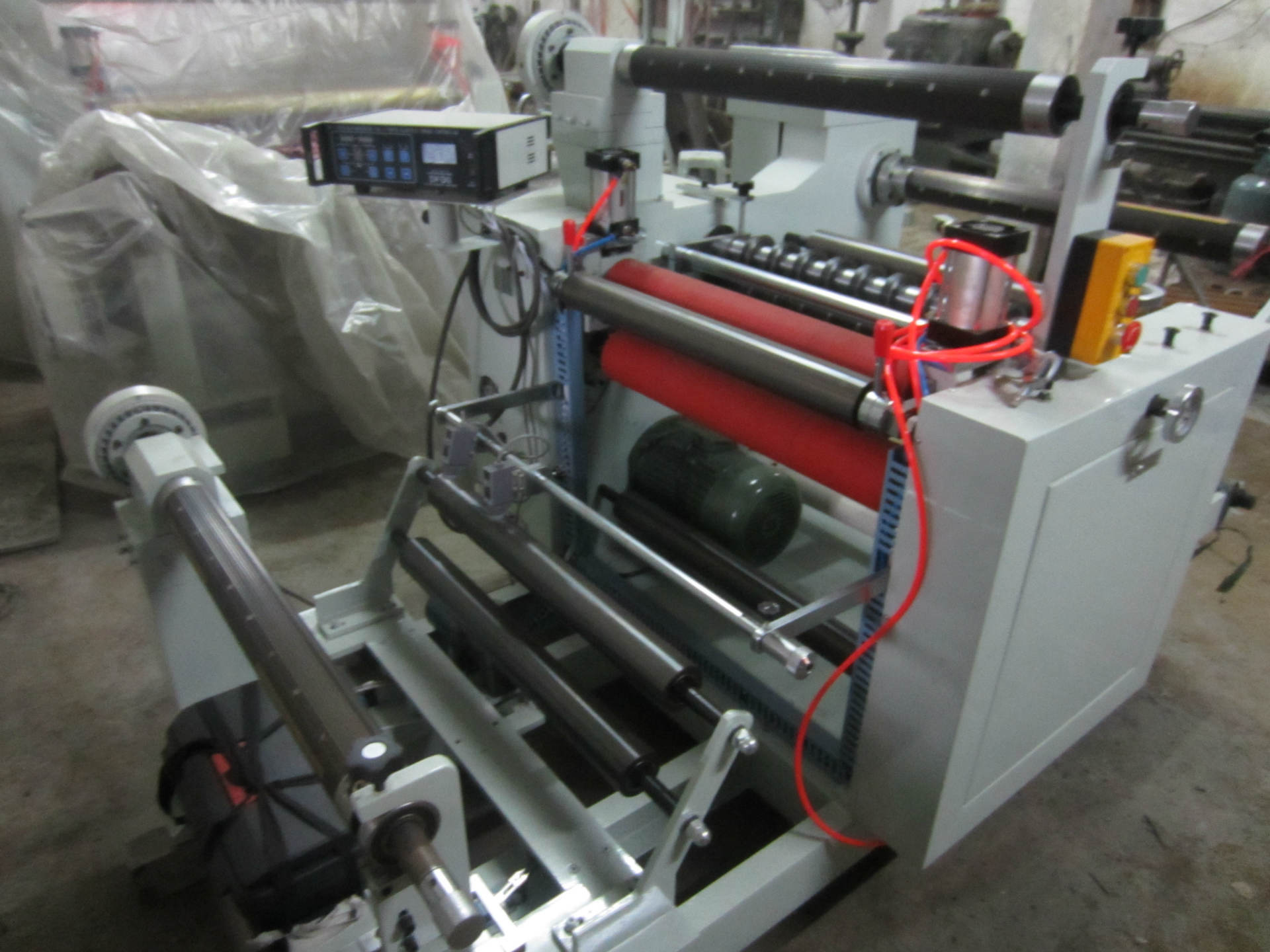 1300贴合分条机,圆刀分条机,不干胶分切机,无纺布分条机