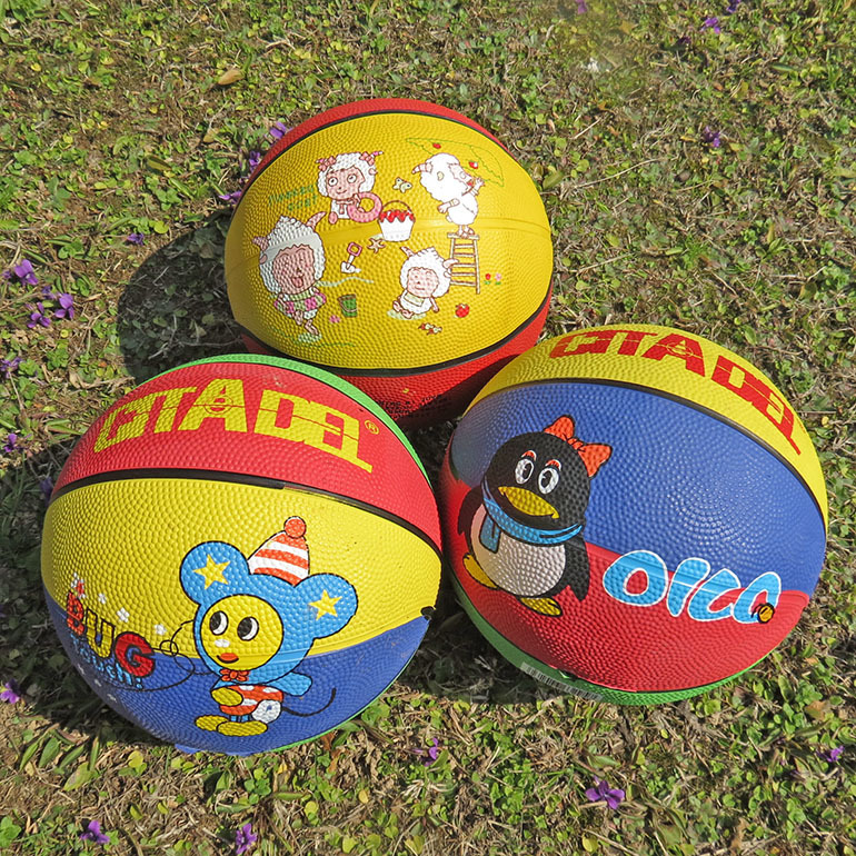 厂家直销 卡通彩色3号橡胶篮球 儿童小篮球 小皮球*
