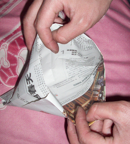 发现他不仅可以做垃圾桶,而且可以做简易的收纳盒,如果一张报纸小的话