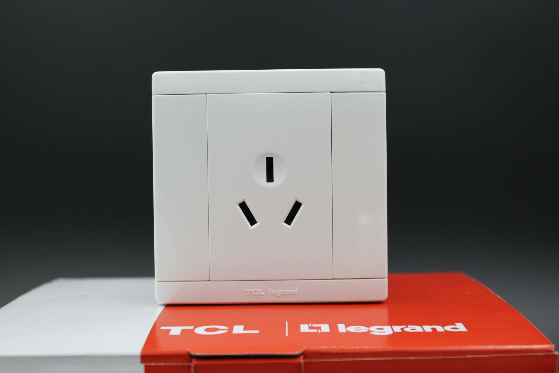 tcl安徽总代理tcl-legrand 易品系列16a三孔插座