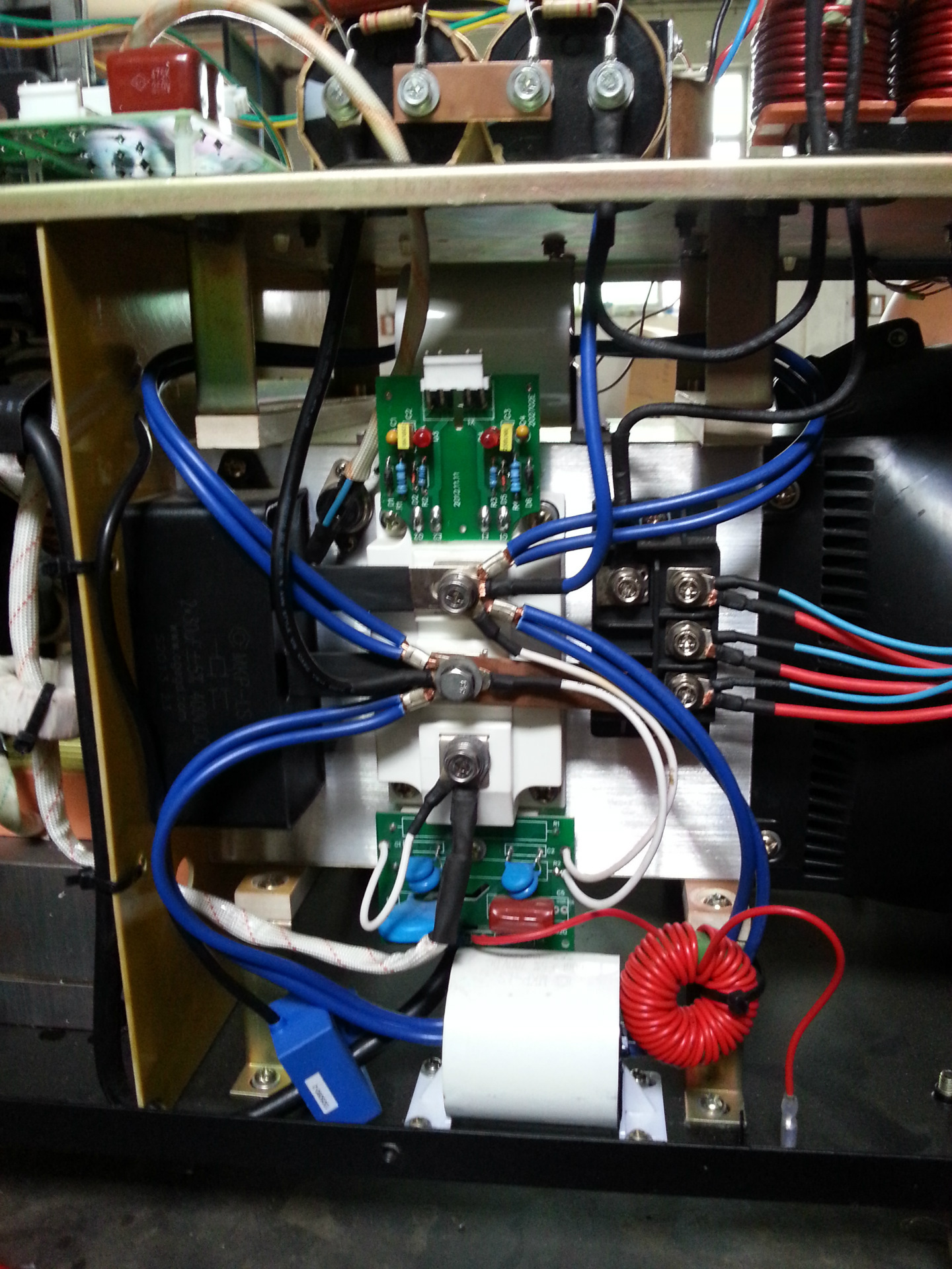 防水,防尘,防风蚀; 抗电网波动能力强,三相输入的等离子切割机在网电