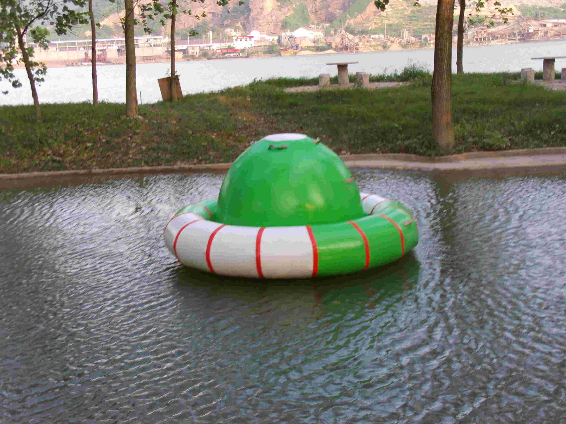 厂家直供 休闲活动趣味运动器材 水上充气陀螺