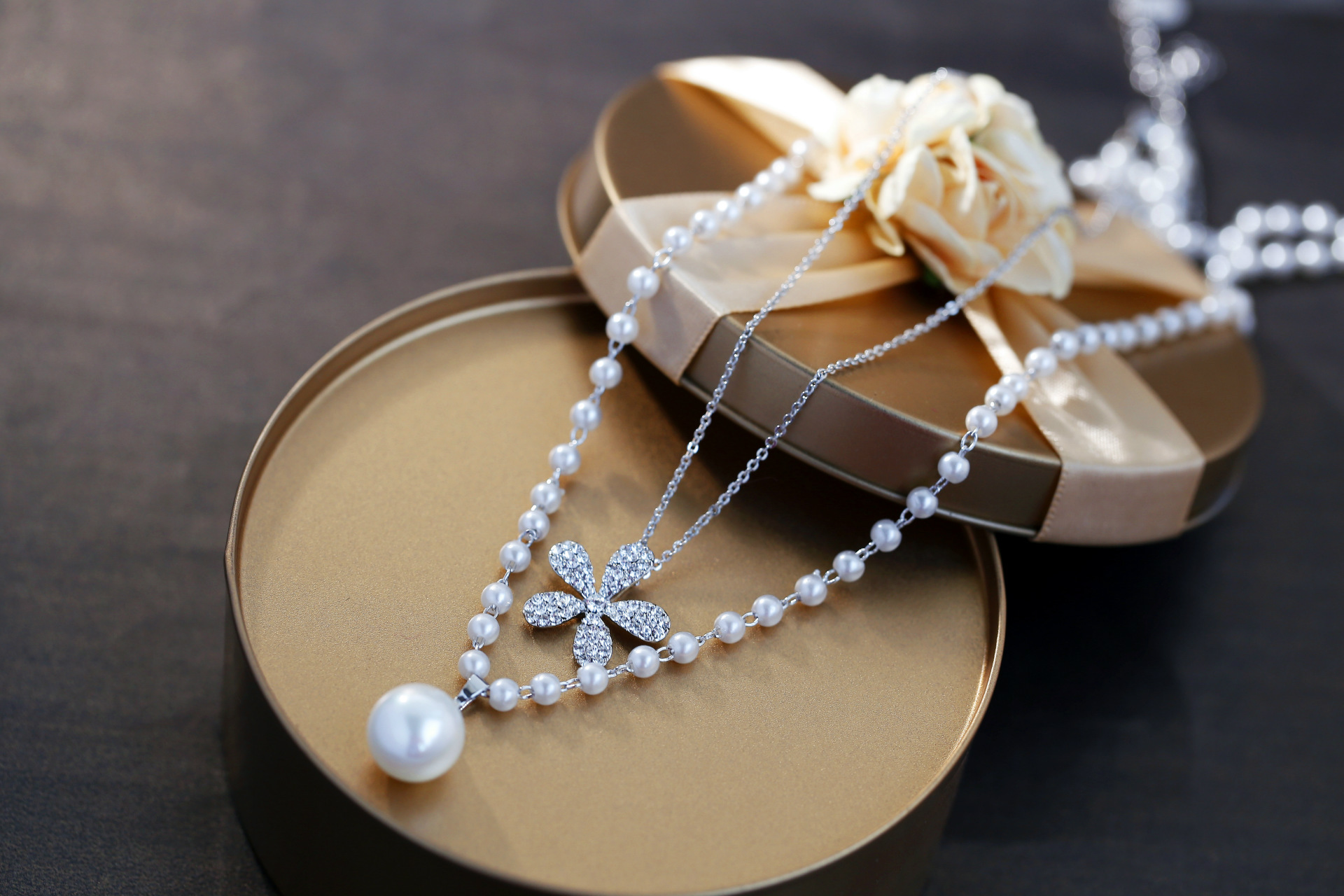 周生生隔夜涨15200元的项链已售罄下架200克金条单日涨价28元