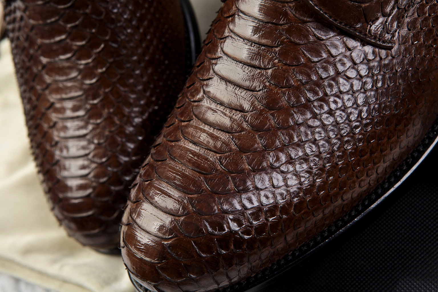 现货批发高端大气奢华泰国蟒蛇皮 固特异手工 男装皮鞋 可定制