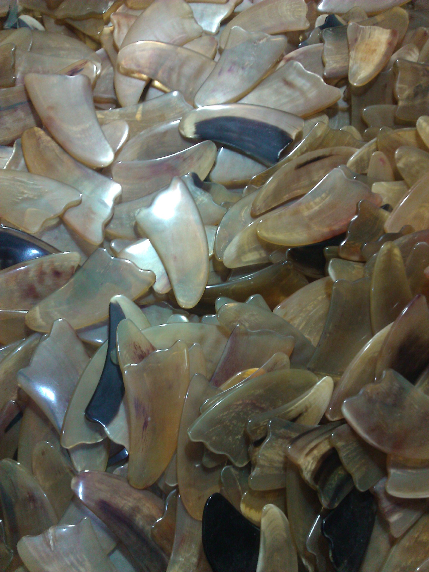 厂家批发美容天然羊角片美容片三角片羊角刮痧片按摩活络角制***低