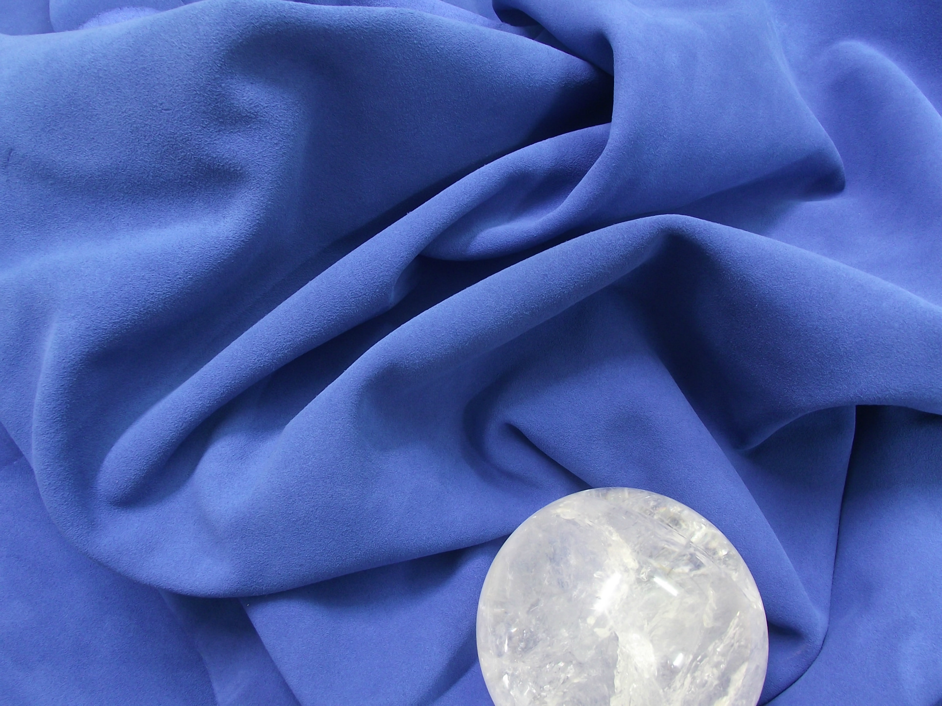 天蓝色/宝蓝色 &nbsp; 反绒牛皮,本产品手感丰满,毛绒细腻,颜色鲜艳.