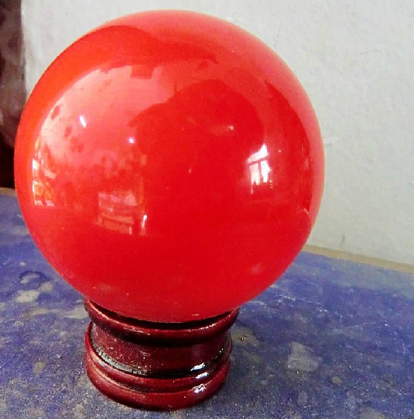 宝贝直径为8cm红色冰洲石夜明珠(红色的夜明珠属于微光的,介意的就慎