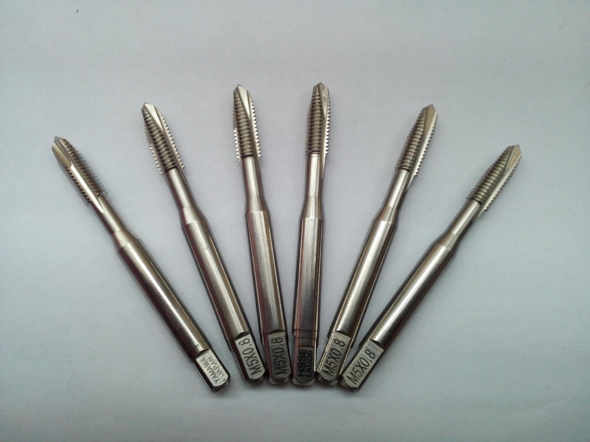 一种先端丝攻,呈一杆体,其包括一柄部;一牙部