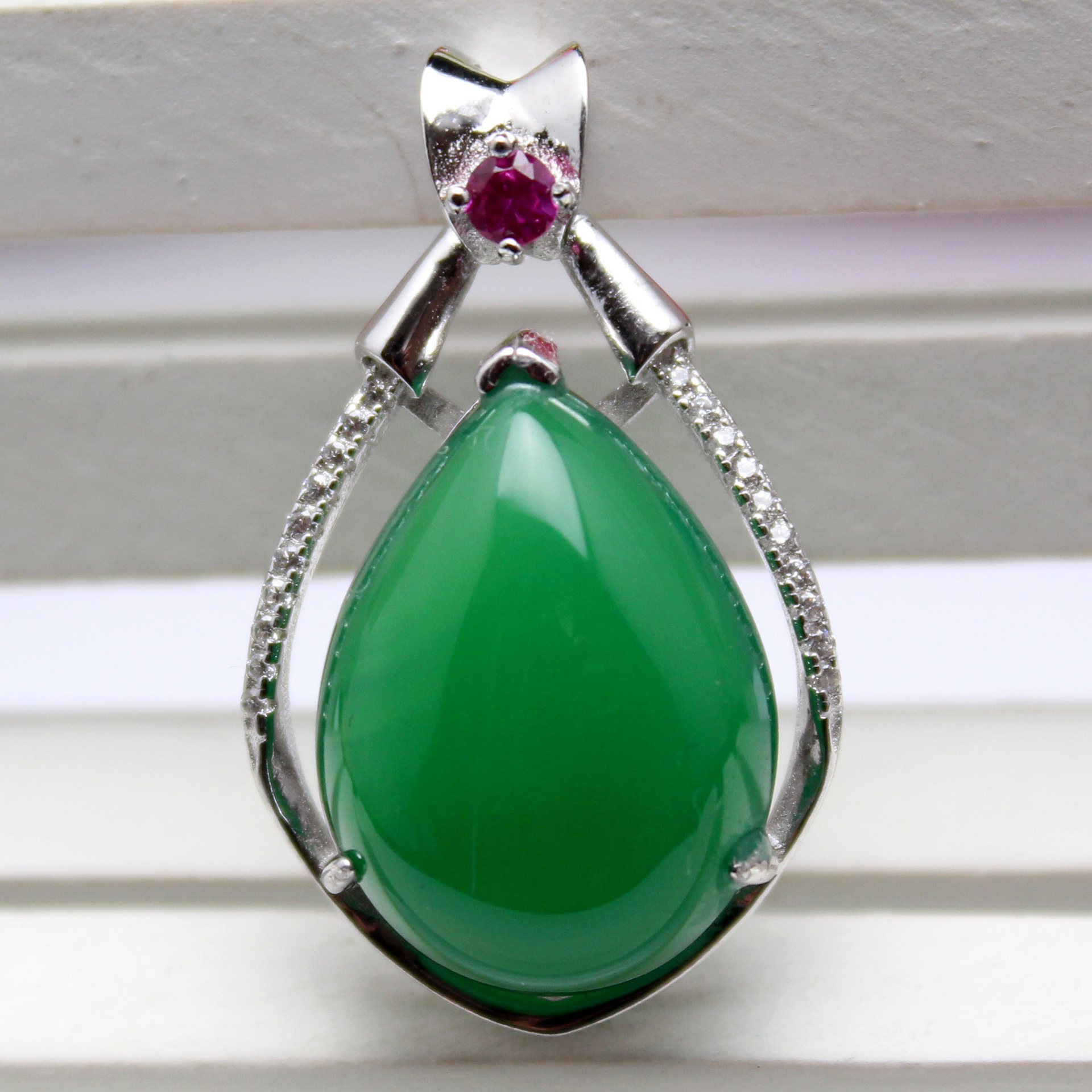 静雅饰品 925银镶钻绿玉髓吊坠 宽边时尚玉髓吊坠 p126