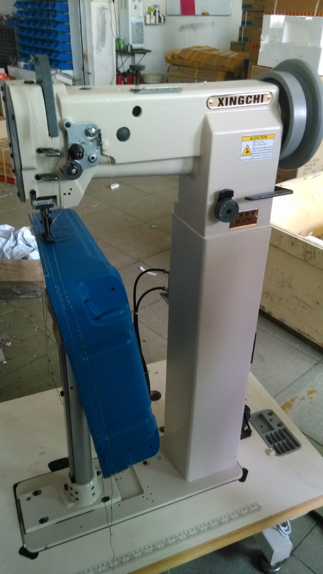 东莞星驰牌8703高柱车缝纫机(柱高703mm)abs拉杆箱缝纫机