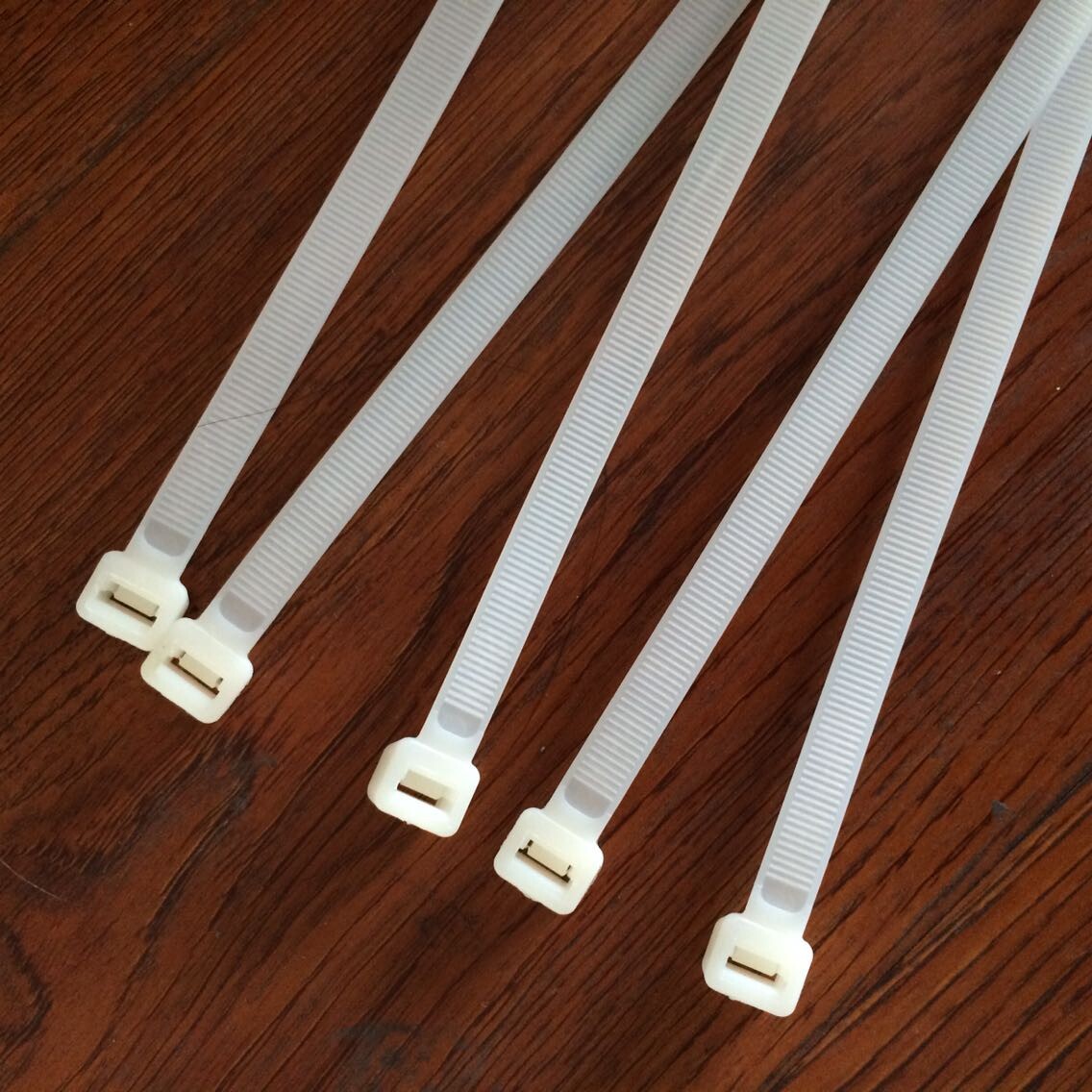 [厂家直销]供应:诚成塑料10*900mm环保阻燃自锁式尼龙扎带 (图)