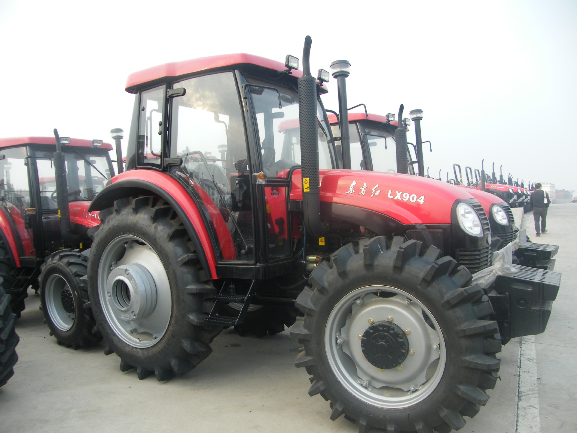 一拖东方红yto-904大型90马力4驱轮式拖拉机