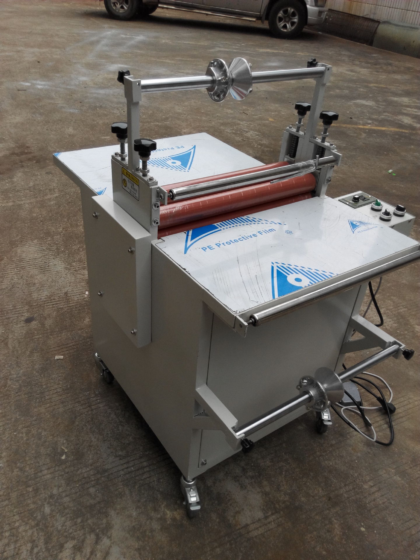 冷裱机是指在常温下作业,没有加热的覆膜机器,他通过加压直接将有