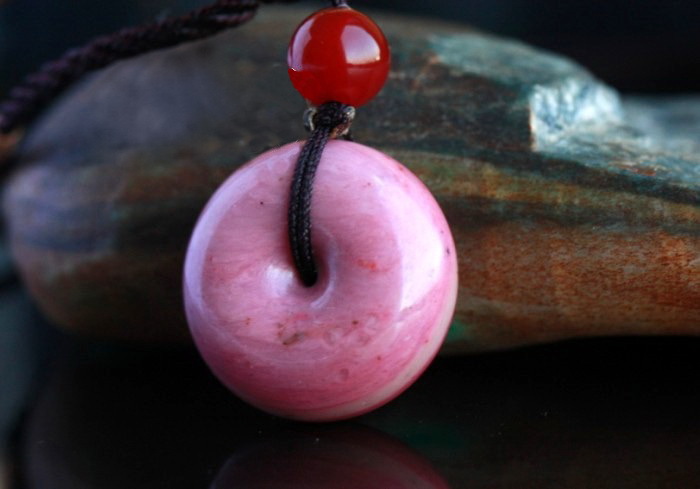 天然玉石吊坠新疆和田桃花玉平安扣挂件玫瑰石玉器