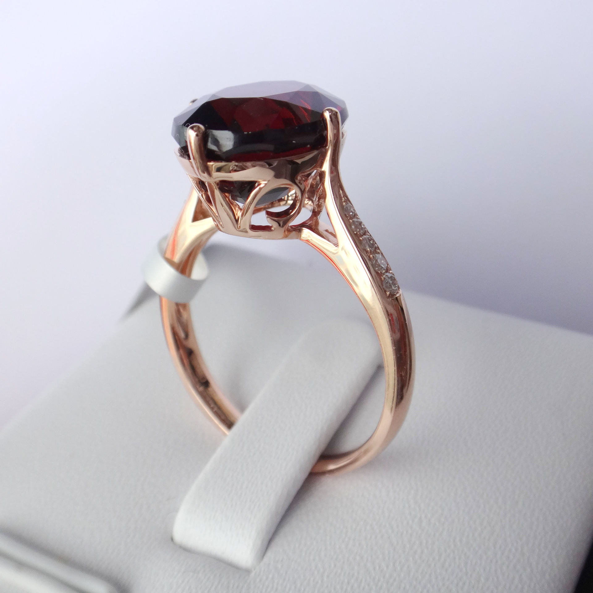 天然椭圆形石榴石裸石镶嵌18k金镶钻 深圳绚彩珠宝镶嵌天然戒指