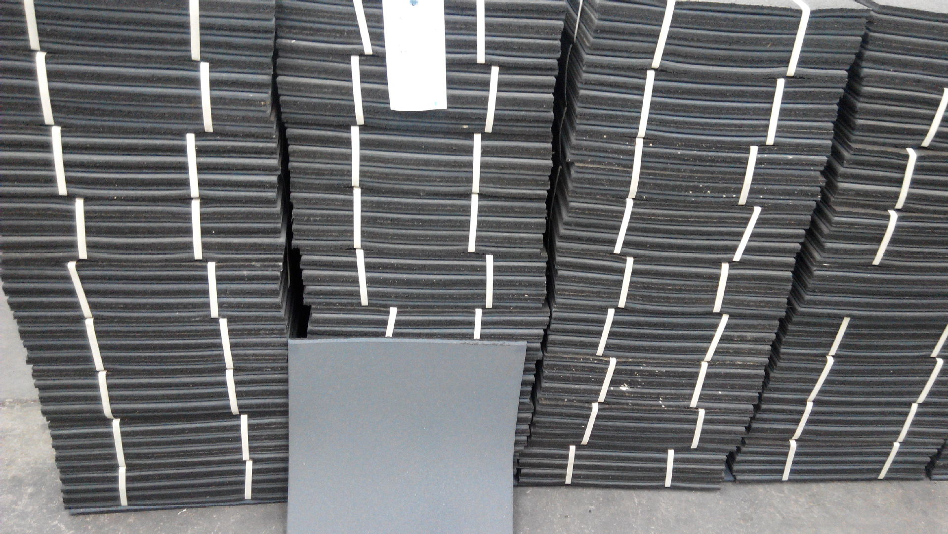 厂家直销 贵州安泰集团促销优质安全防滑橡胶地板