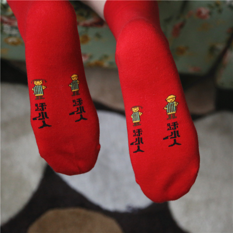 几双踩小人红袜旺运啦 亲要注意咯~女款的多一个可爱的袜子造型小吊牌