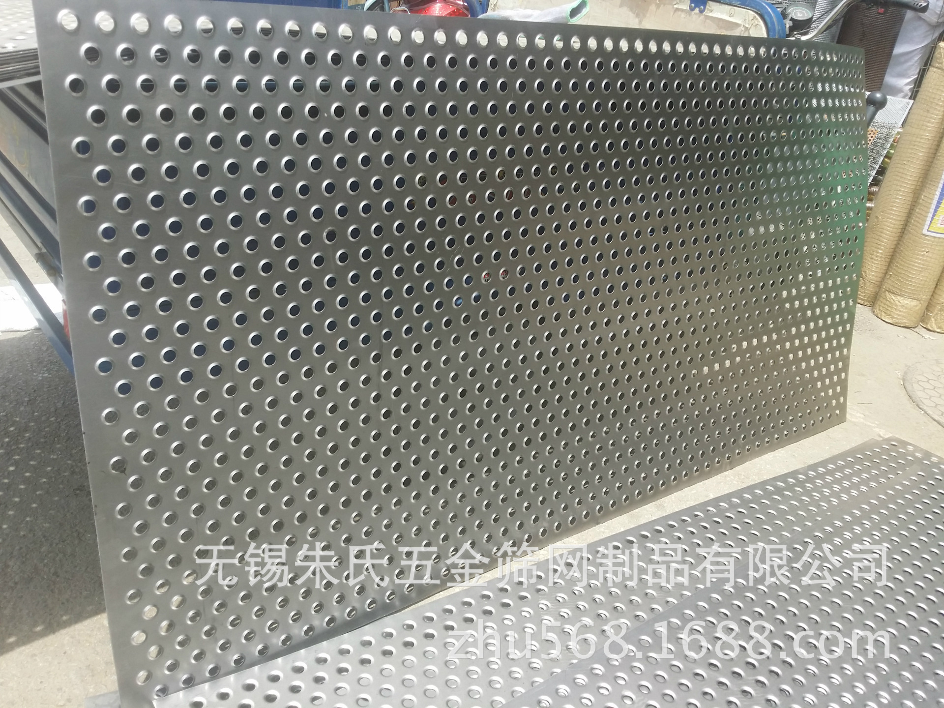 防滑板冲孔网：提升安全系数的秘密武器