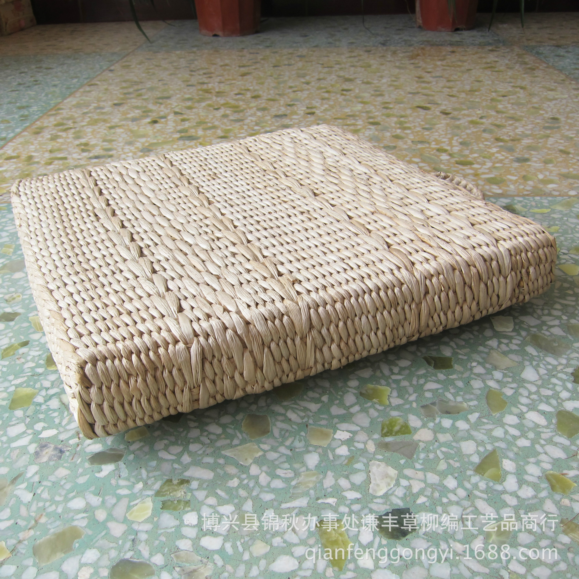 批发舒适手工蒲草编制榻榻米蒲团高弹内芯方形汽车垫飘窗垫
