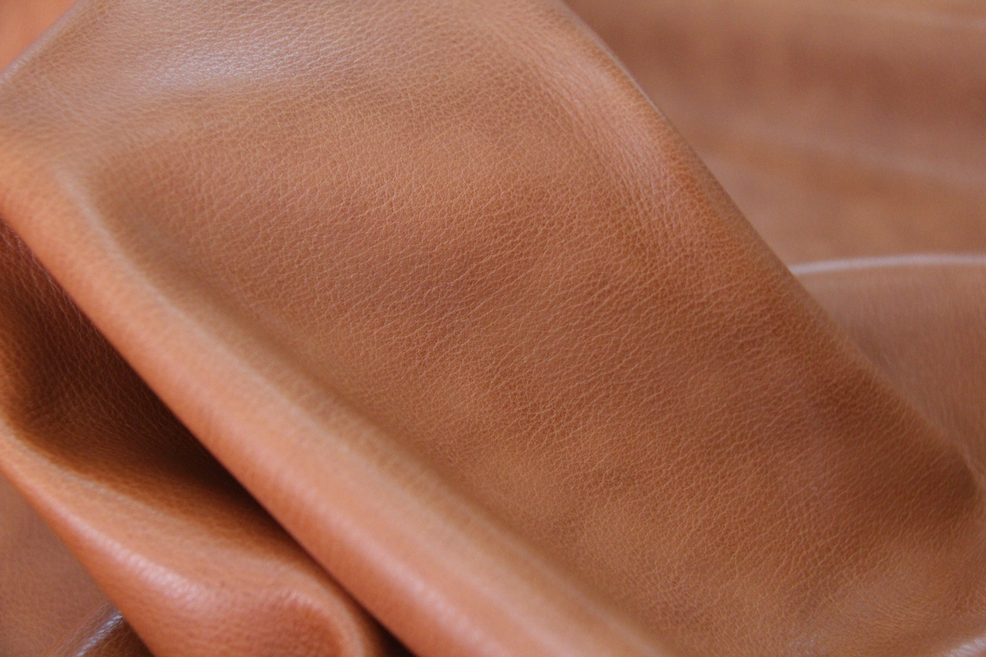 休闲鞋面料牛皮头层 牛皮革 双色平面真皮 彩色 现货供应 环保皮