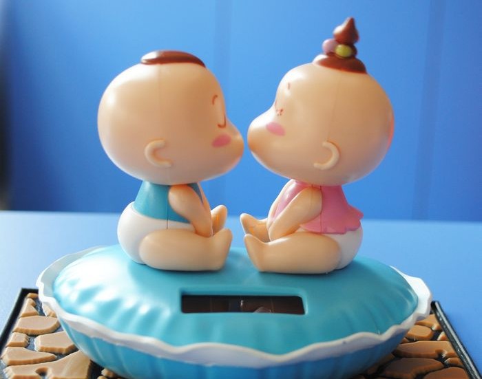 【爬爬亲嘴娃娃太阳能公仔 kissbaby 亲嘴娃娃摇头公仔