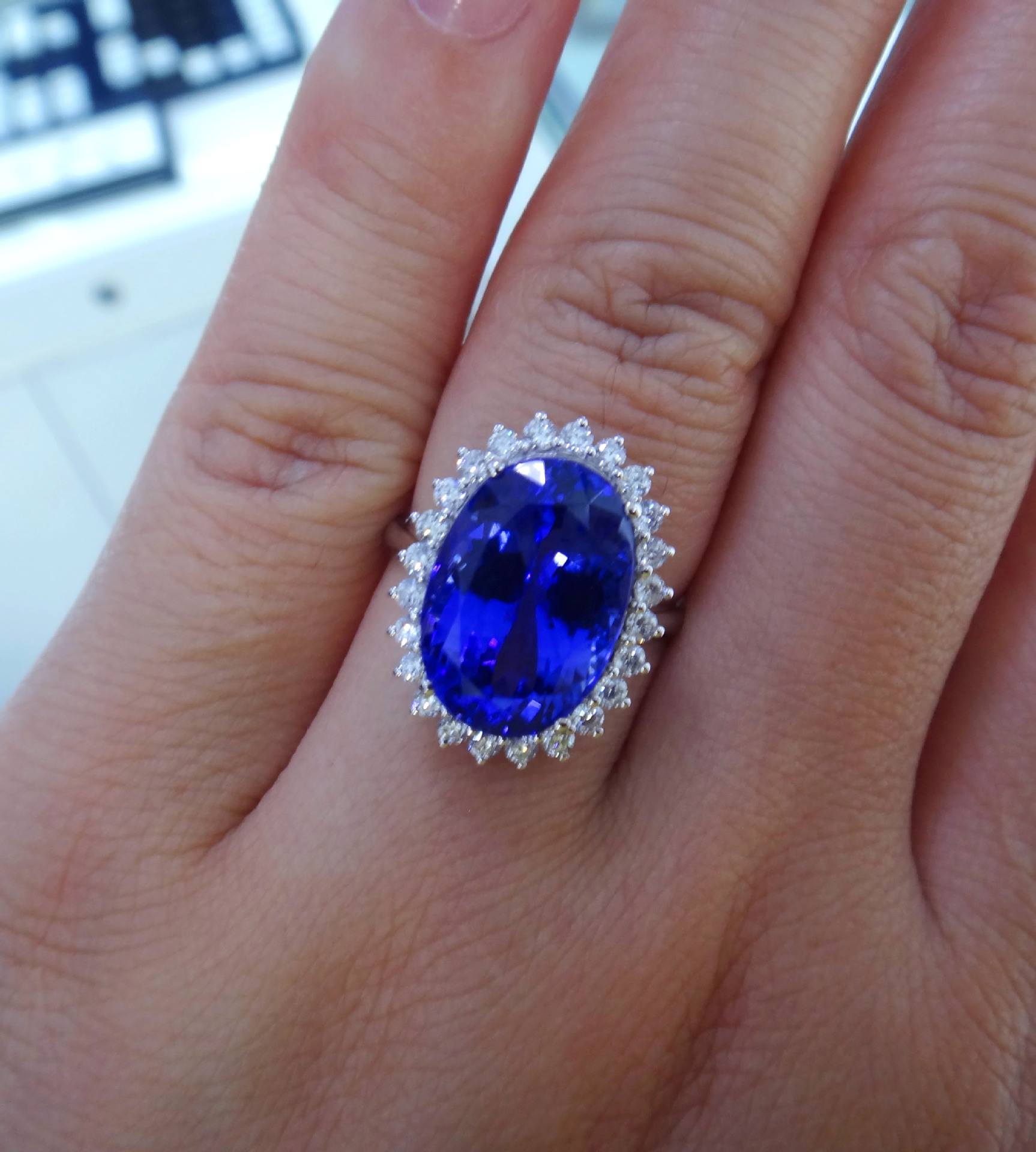 水滴形坦桑石批发 坦桑石多少钱一克拉 天然坦桑石裸石绚彩珠宝