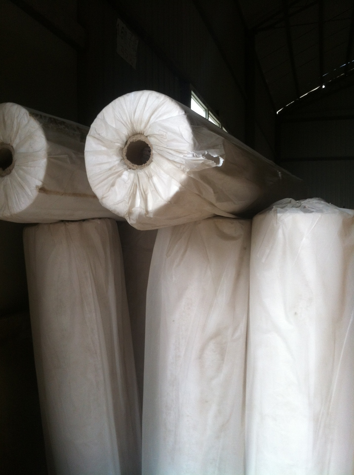 供应高质量 低价格 服装隔层无纺布