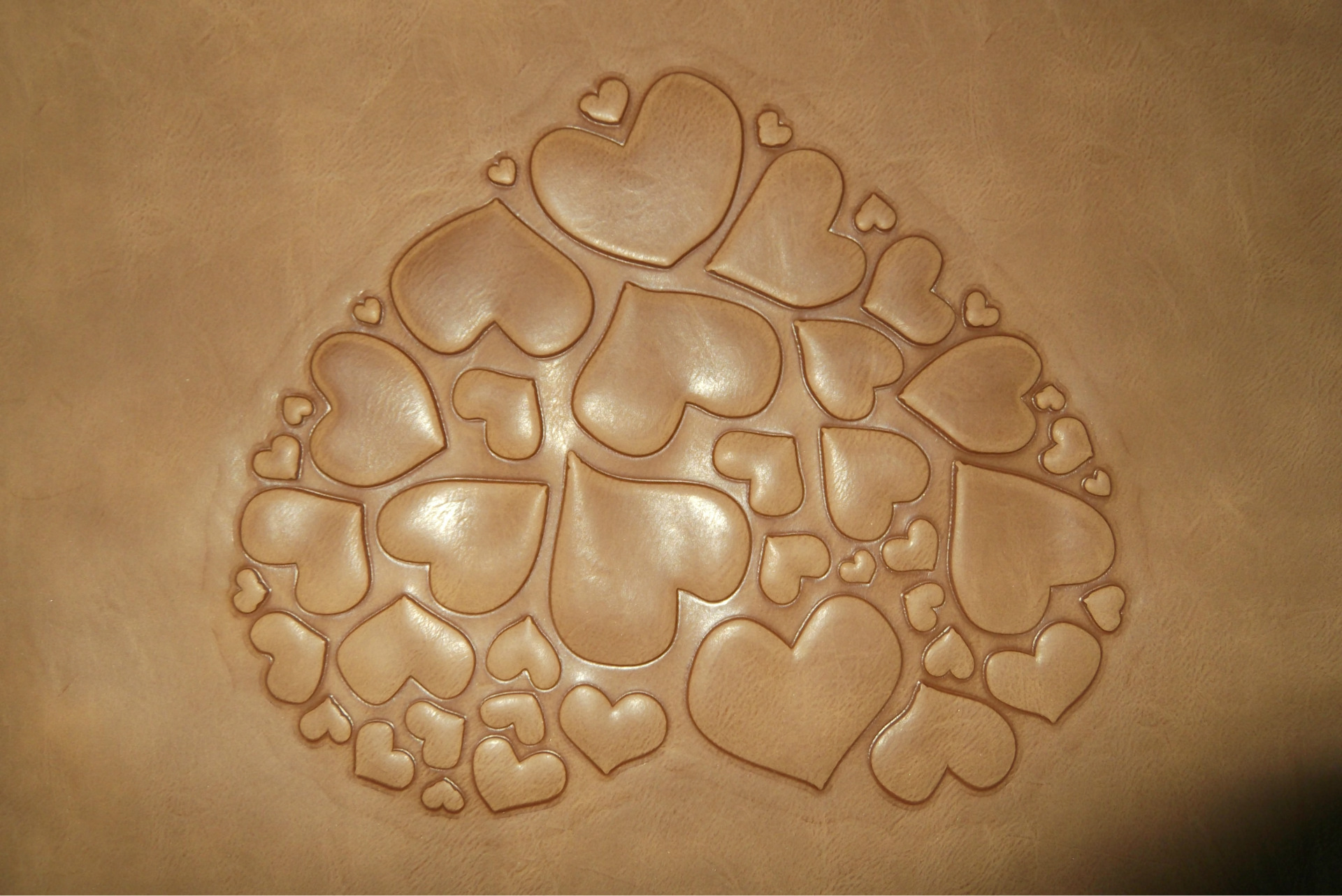 提供pu皮革心形压花女装包加工,新款多颜色压印击凸挎包生产