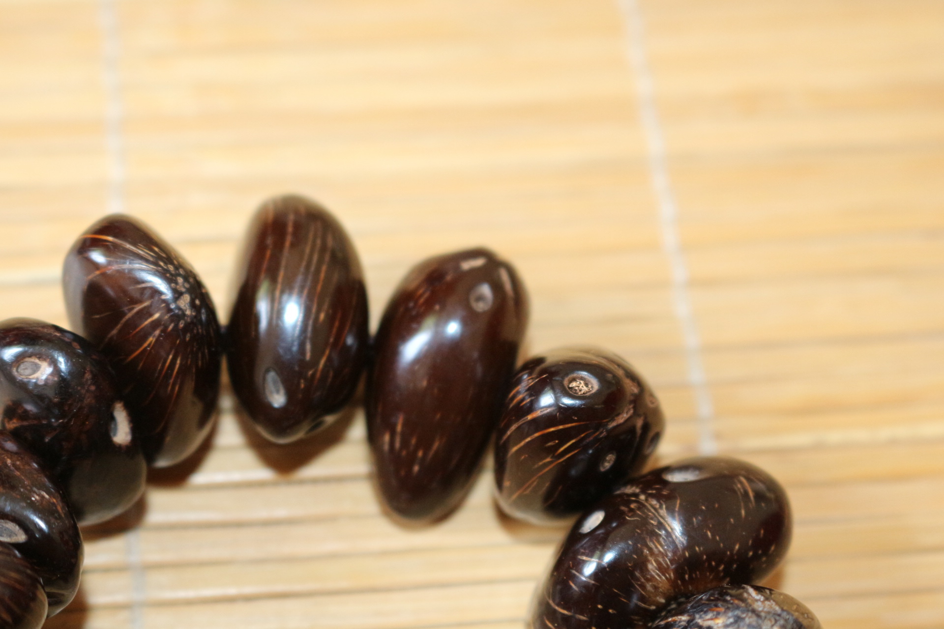 厂家直销天然三眼金猪菩提子批发佛珠工艺品 稀有菩提子 地摊爆款