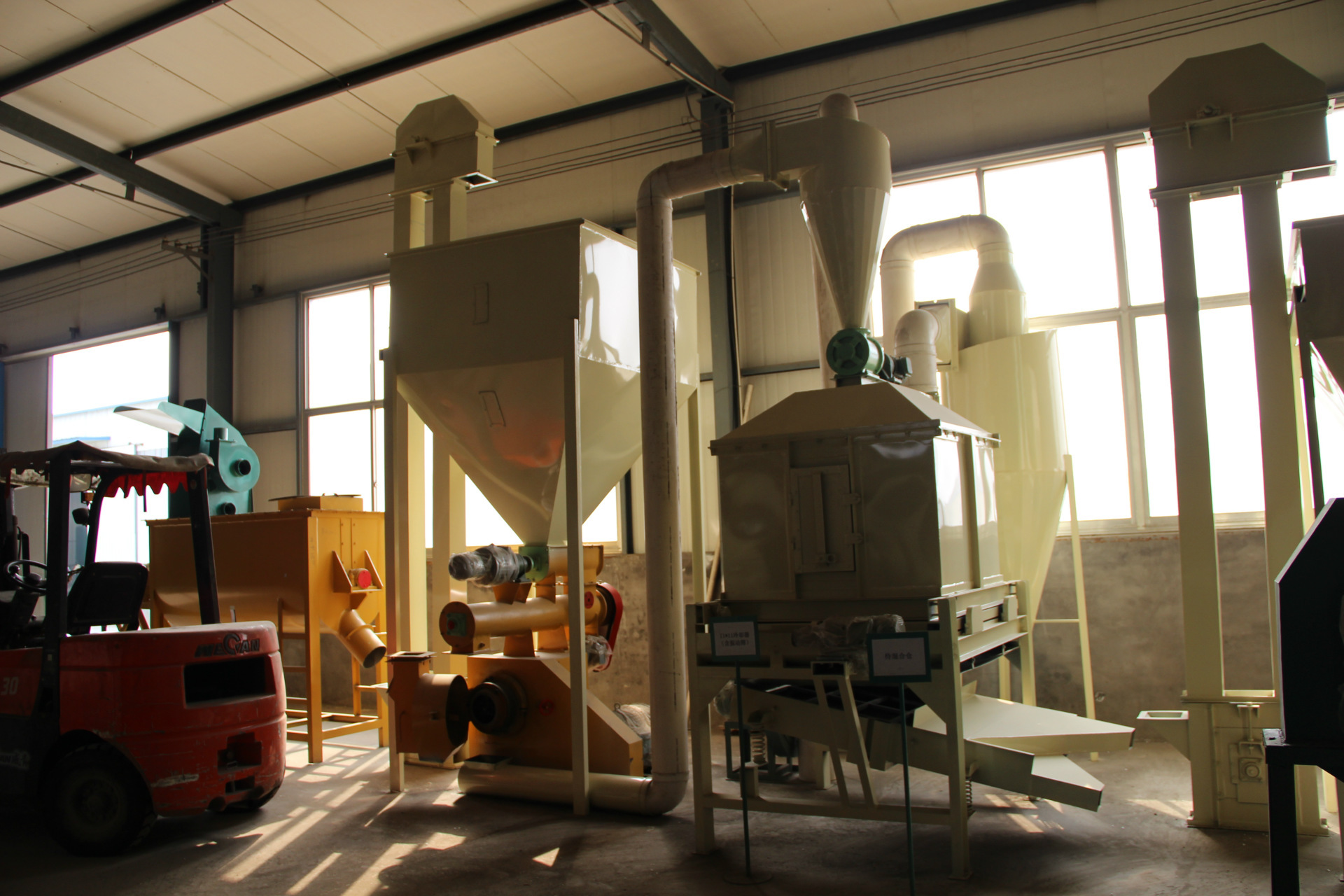 250型家兔饲料成套设备,饲料颗粒机组厂家山东双鹤机械