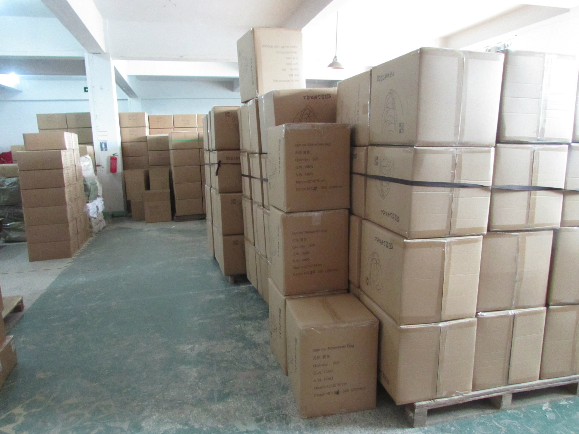 厂家供应 白卡纸袋 牛皮纸袋 精美男女服装手提袋 包装袋