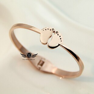 新款韩国饰品 18k玫瑰金可爱小脚丫女生钛钢手镯 镶钻脚印钢手环