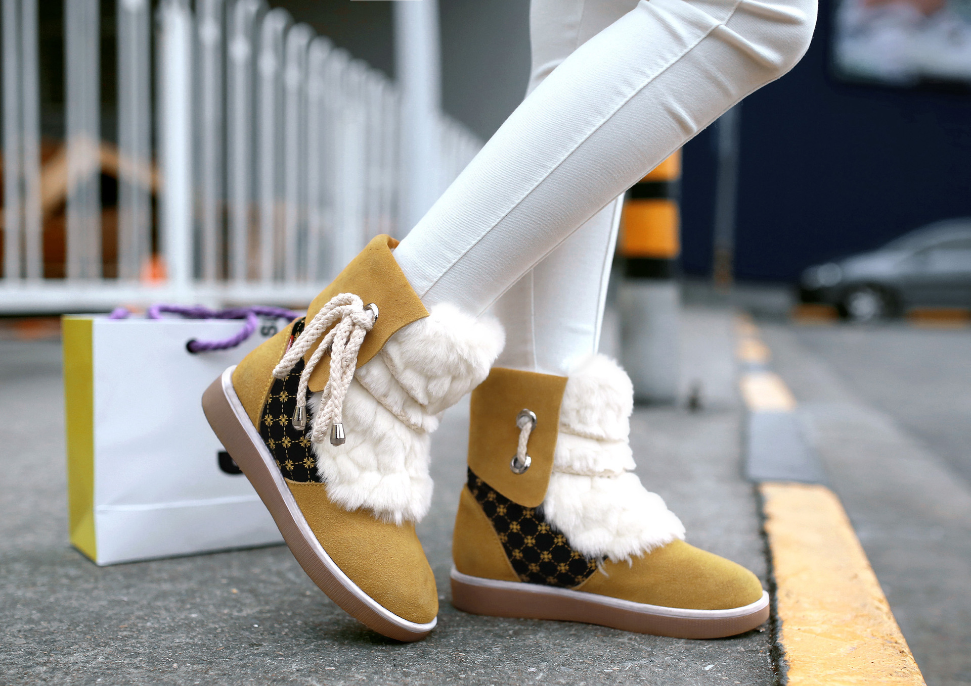 批发雪地棉女鞋冬季新款保暖带子牛猄羊毛一体平跟中筒磨砂雪地靴图片