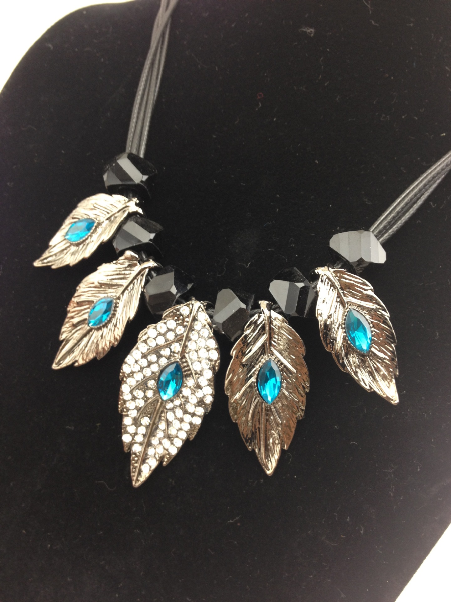 韩版流行大牌树叶镶钻皮绳短项链 叶子宝石锁骨链 约会休闲甜美风