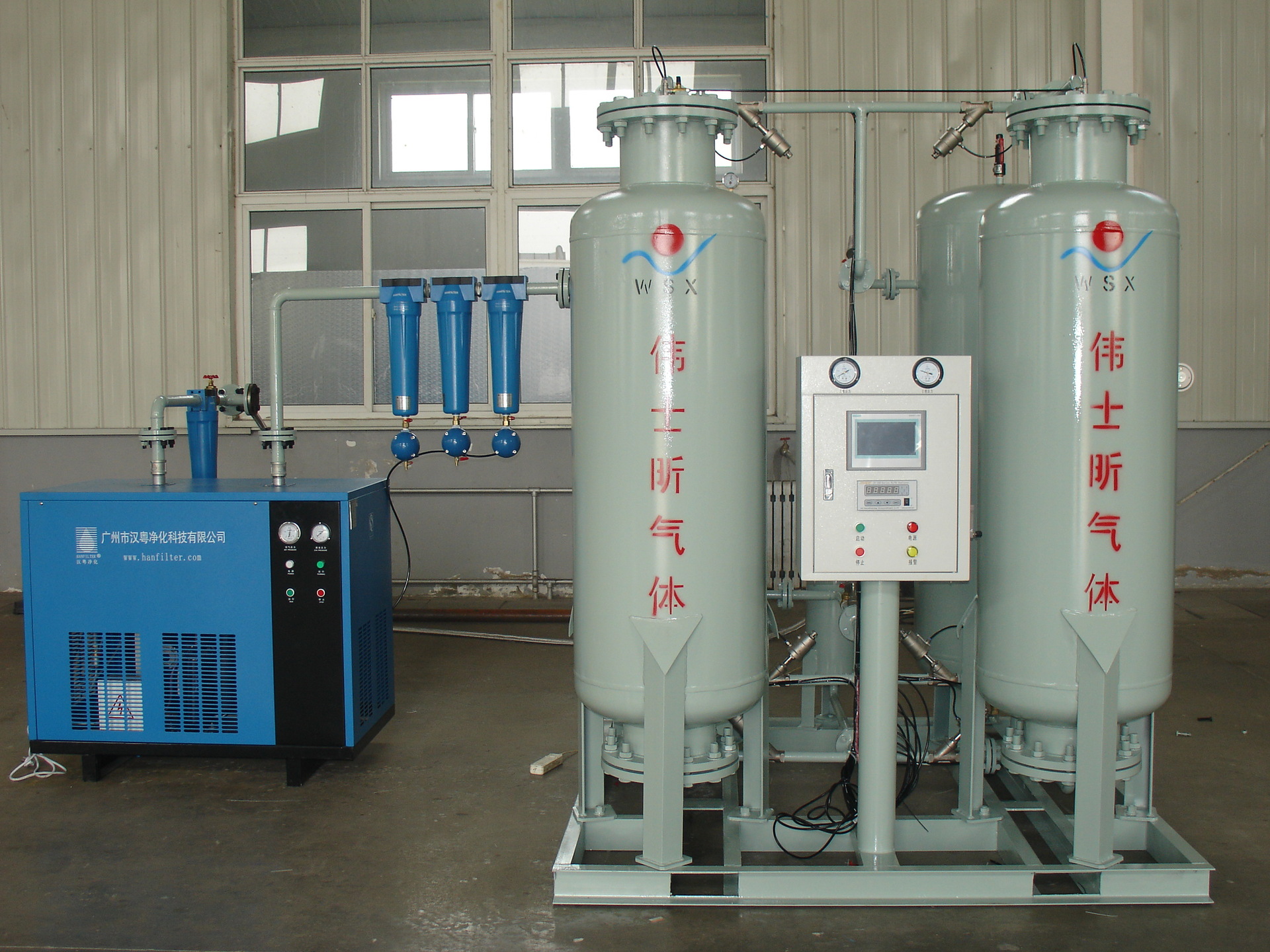 变压吸附制氮工作原理    变压吸附制氮是以压缩空气为原料,利用一种