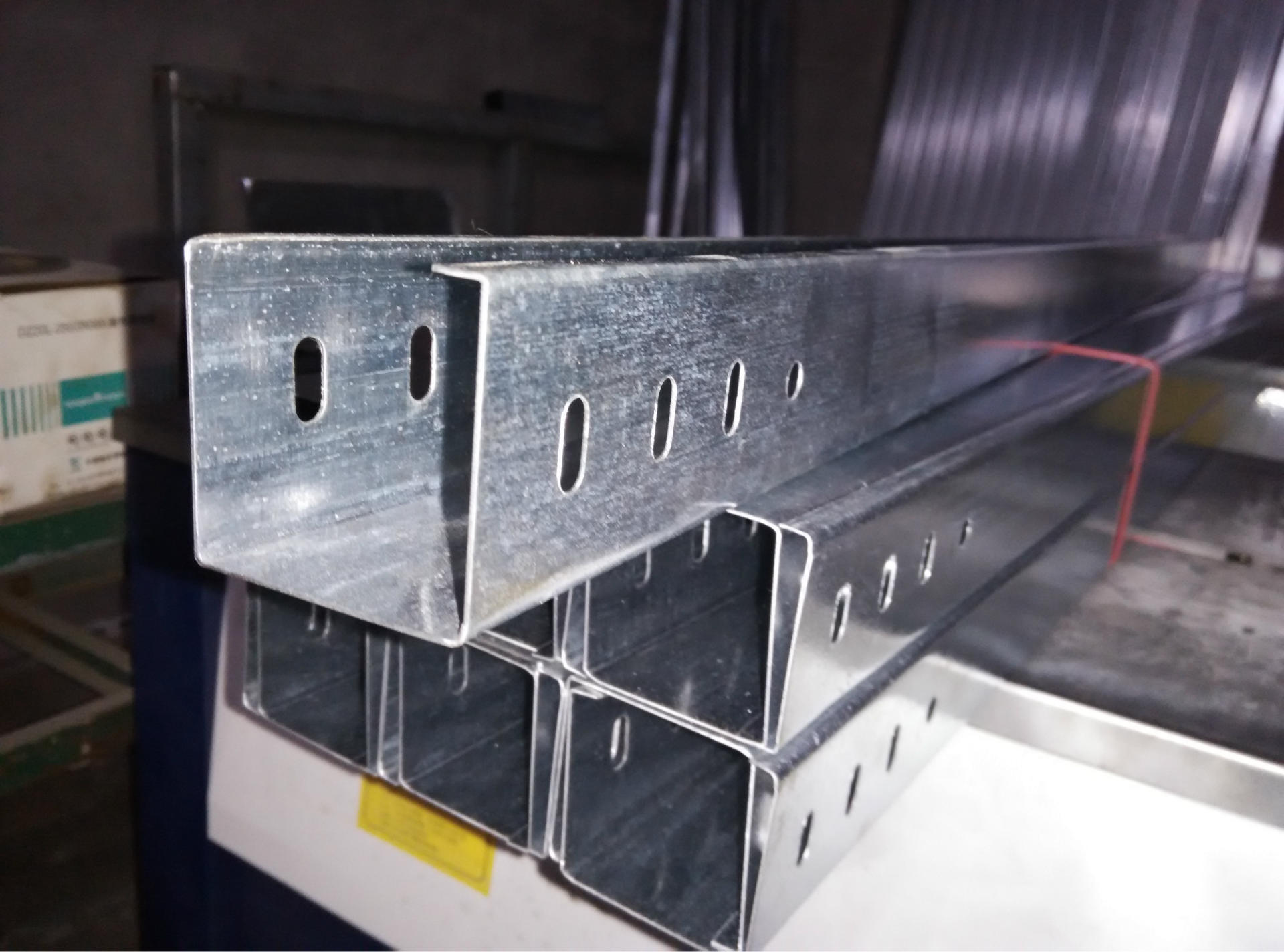 5mm超低价批发文安镀锌桥架