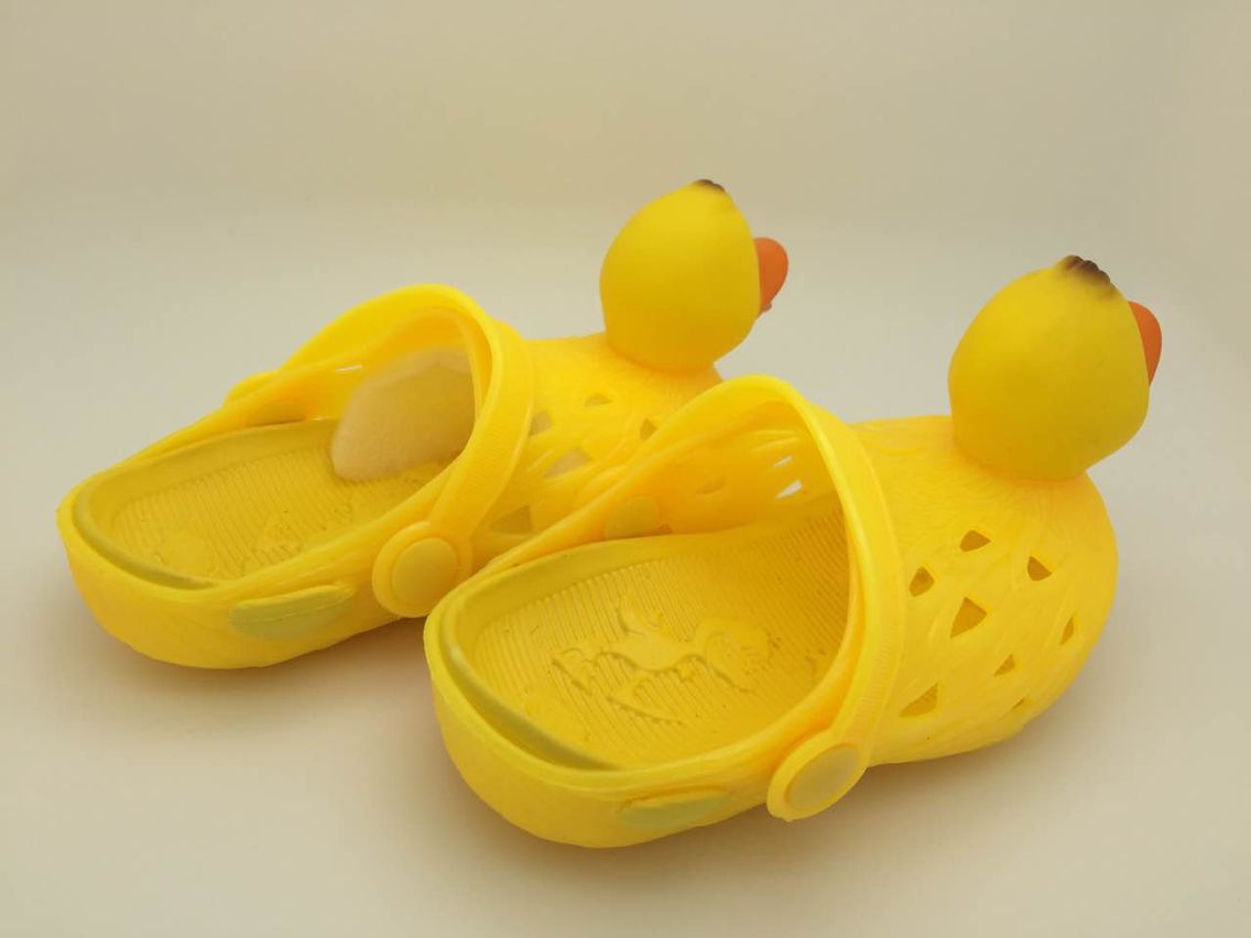 新款畅销儿童果冻鞋户外小黄鸭叫叫鞋软底儿童会叫凉鞋特价处理图片