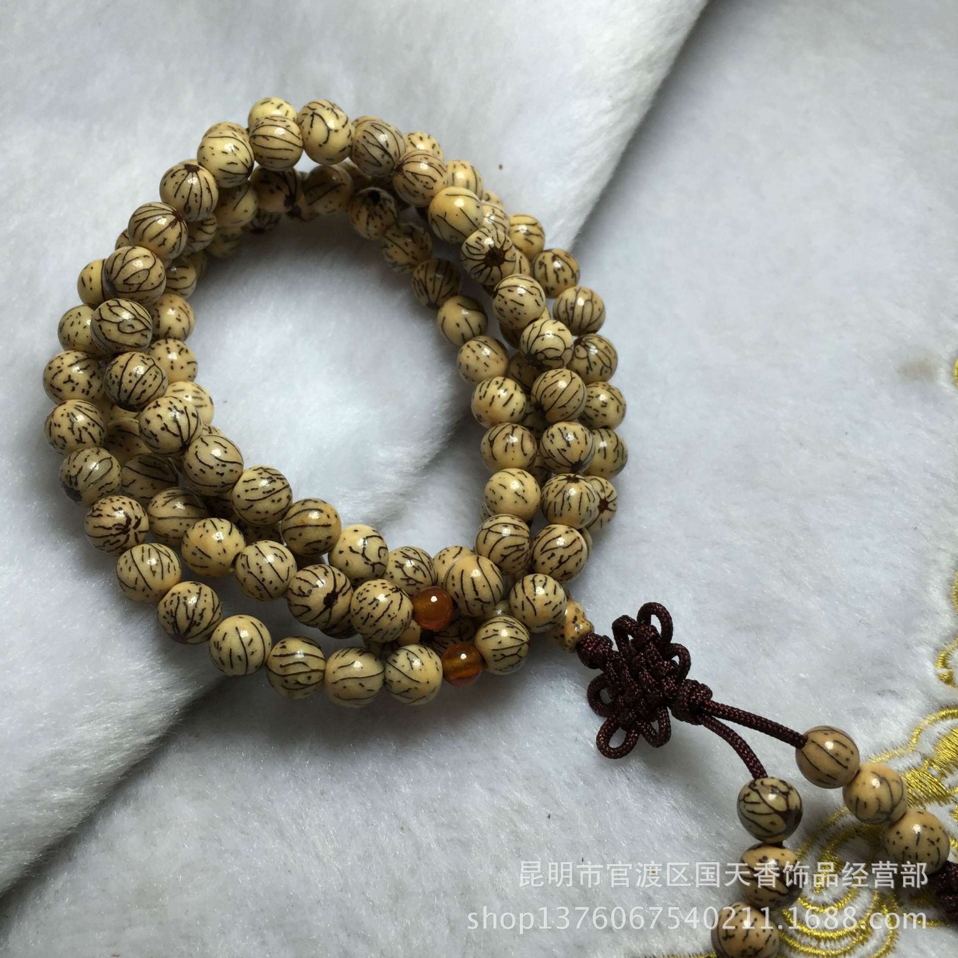 金丝菩提子,是一种较稀有的植物,质地坚硬,呈白色,里边有一条条红色和