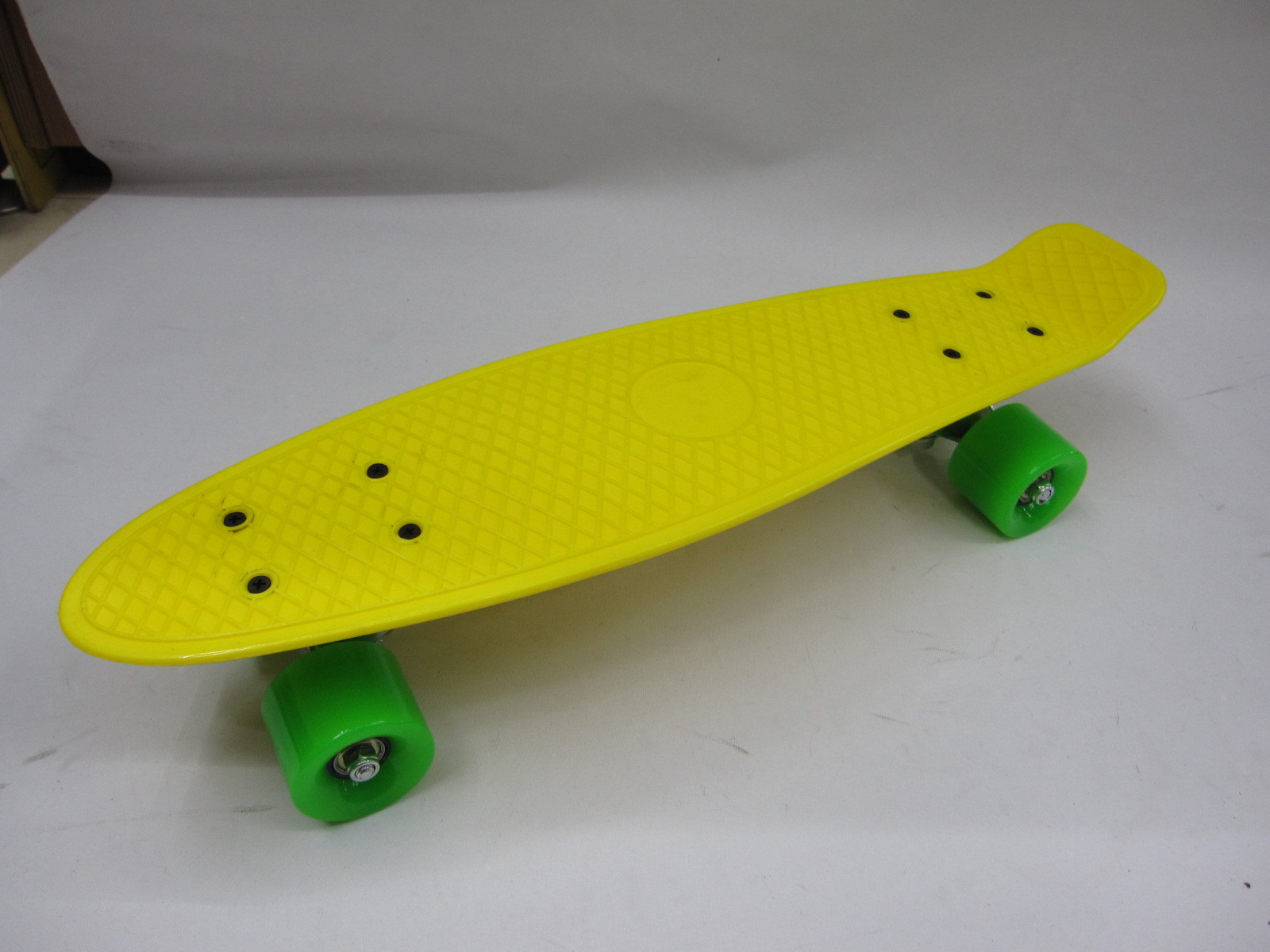 外贸新款单翘板pp材质塑料滑板儿童22寸四轮滑板小鱼板滑板