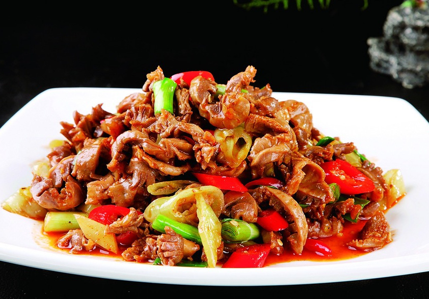 5, 将已经切好的朝天椒,白辣椒上锅煸炒,白辣椒看起来有些脆时加姜丝