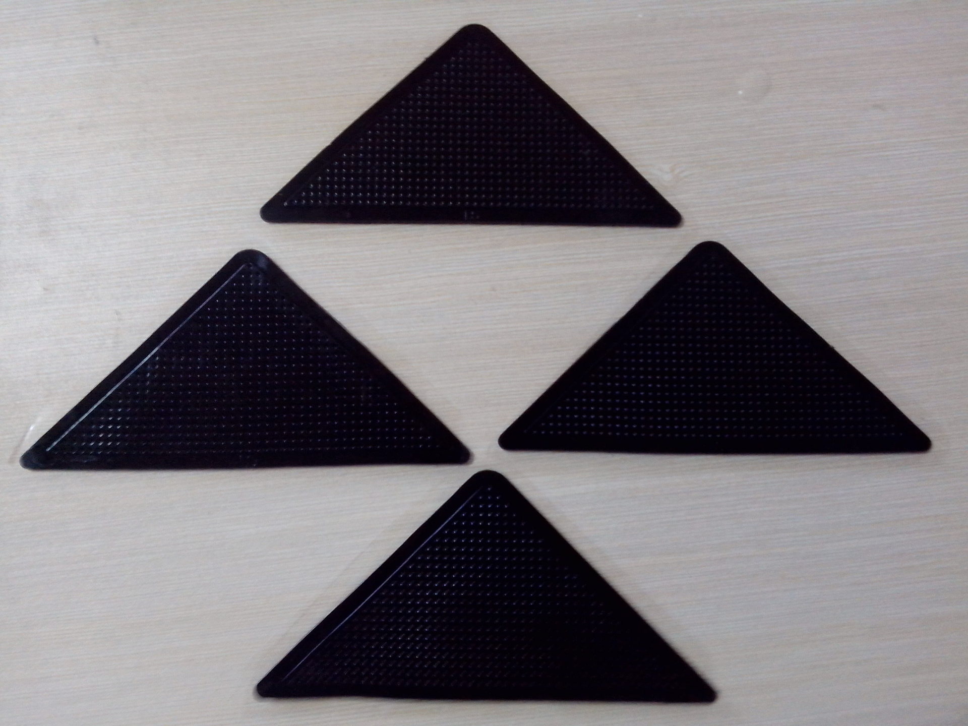 好彩厂家供应 大小三角形防滑垫 车用手机防滑垫 耐高温无味