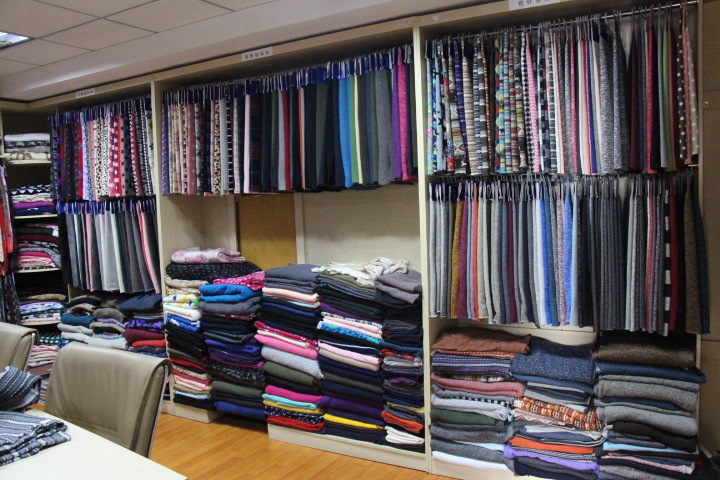 nf1227全涤粗针绒布 紫红横条印花针织起绒工艺 时尚新潮冬季面料价格