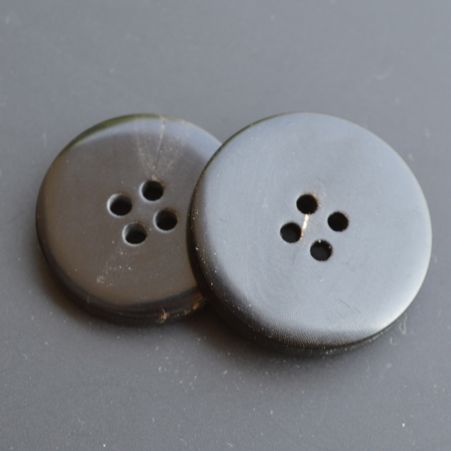 巴宝莉真牛角纽扣