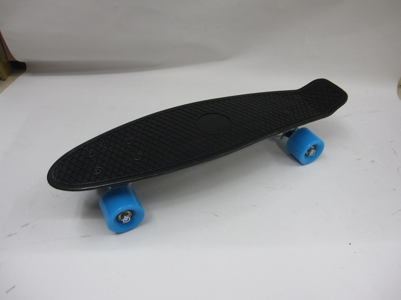 外贸新款单翘板pp材质塑料滑板儿童22寸四轮滑板小鱼板滑板