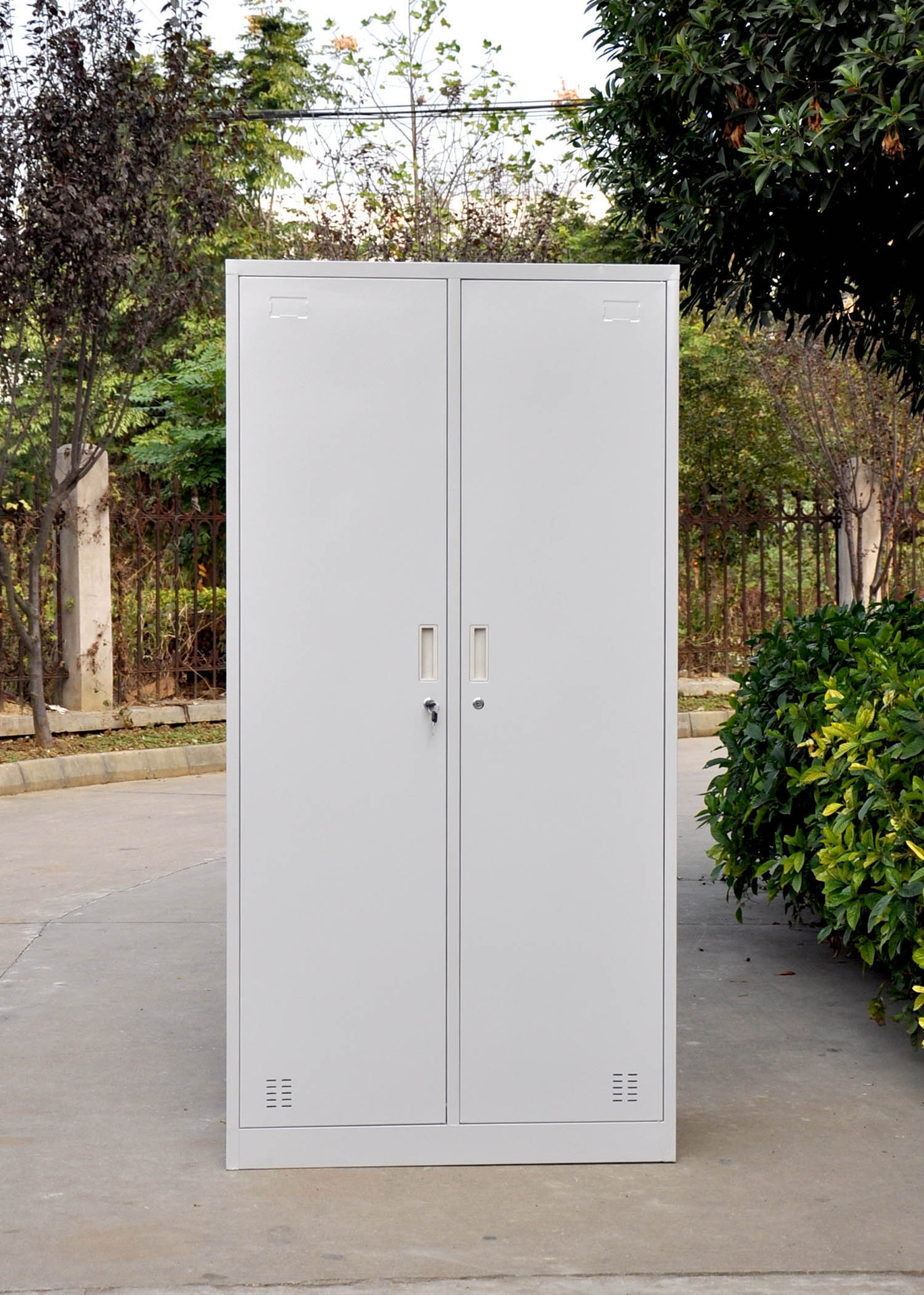 江苏苏州厂家直销钢制铁皮文件柜储物柜办公柜更衣柜员工专用柜